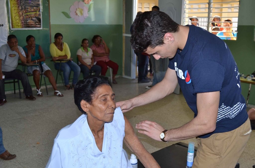 Los Quiroprácticos Canadienses mientras atienden a los pacientes de diferentes barrios de Moca.  